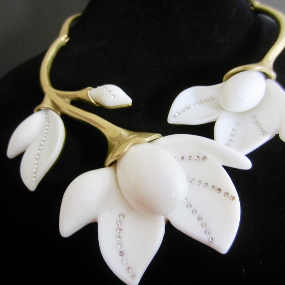 Oscar de la Renta Magnolia Earrings & Necklace - Picture 3 of 4